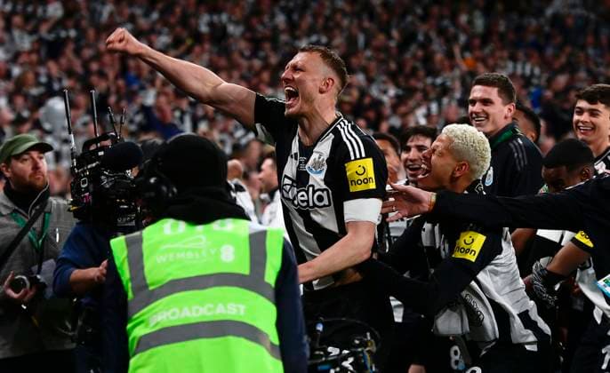 Sport Themen der Woche KW11 Sport Bilder des Tages Liverpool v Newcastle United, London, UK - 16 Mar 2025 Dan Burn of Newcastle United celebrates after winning the Carabao Cup during the Carabao Cup Final match between Liverpool and Newcastle United on 16th March 2025 at Wembley Stadium, London London Wembley Stadium London GBR Copyright: xFrankiexOKeeffe PPAUKx PPA-174450