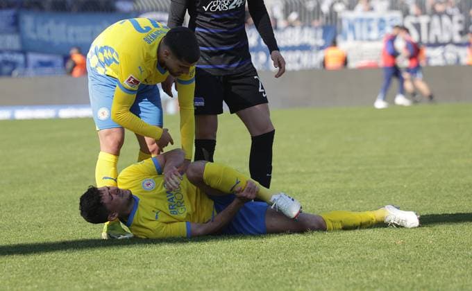 Verletzung Jannis Nikolaou (Eintracht Braunschweig), Fabio di Michele Sanchez (Eintracht Braunschweig) kuemmert sich Fussball, Herren, Saison 2024 2025 2.BL, Eintracht Stadion, Eintracht Braunschweig gegen Hertha BSC Berlin, 1-5 DFL REGULATIONS PROHIBIT ANY USE OF PHOTOGRAPHS AS IMAGE SEQUENCES AND OR QUASI-VIDEO.