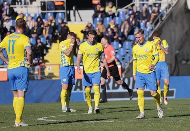 Enttaeuschung bei Braunschweig, Ermin Bicakcic (Eintracht Braunschweig), Lino Tempelmann (Eintracht Braunschweig) Fussball, Herren, Saison 2024 2025 2.BL, Eintracht Stadion, Eintracht Braunschweig gegen Hertha BSC Berlin, 1-5 DFL REGULATIONS PROHIBIT ANY USE OF PHOTOGRAPHS AS IMAGE SEQUENCES AND OR QUASI-VIDEO.