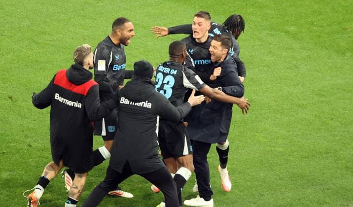 Sport Themen der Woche KW11 Sport Bilder des Tages 16.03.25 VfB Stuttgart - Bayer 04 Leverkusen Deutschland, Stuttgart, 16.03.2025, Fussball, Bundesliga, VfB Stuttgart - Bayer 04 Leverkusen: v.l. Patrik Schick (Bayer 04 Leverkusen), Xabi Alonso (Trainer Bayer 04 Leverkusen); Jubel Tor 3:4 Schick. *** 16 03 25 VfB Stuttgart Bayer 04 Leverkusen Germany, Stuttgart, 16 03 2025, Football, Bundesliga, VfB Stuttgart Bayer 04 Leverkusen v l Patrik Schick Bayer 04 Leverkusen , Xabi Alonso Coach Bayer 04 Leverkusen Cheering Goal 3 4 Schick