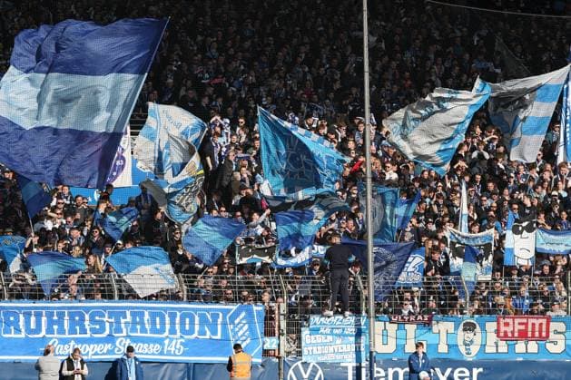 1. Bundesliga - VfL Bochum - Eintracht Frankfurt am 16.03.2025 im Vonovia Ruhrstadion in Bochum Die Bochum Fans in der Ostkurve schwenken Fahnen