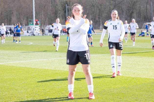 Sport Themen der Woche KW12 Sport Bilder des Tages RECORD DATE NOT STATED U17, U 17 Juniorinnen EM Qualifikation: Deutschland U17 - Kosovo U17, 17.03.2025 Amy Wrigge (Deutsche U17 Juniorinnen Nationalmannschaft 11) feiert ihren Treffer ihr Tor zum 3:0 mit einer Geste, Deutschland U17w - Kosovo U17w, Frankfurt, DFB Campus, 17.3.2025 *** U17 Junior European Championship Qualification Germany U17 Kosovo U17, 17 03 2025 Amy Wrigge German U17 Junior National Team 11 celebrates her goal for 3 0 with a gesture, Germany U17w Kosovo U17w, Frankfurt, DFB Campus, 17 3 2025 Copyright: xBEAUTIFULxSPORTS Gawlikx