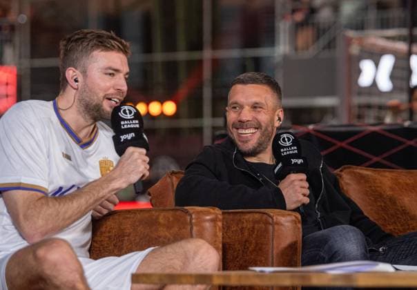 Sport Themen der Woche KW12 Sport Bilder des Tages Fußball, Herren, Season 3, Baller League (3. Spieltag), im Bild: v.l. Christoph Kramer (Golden XI), Lukas Podolski (Streets United), 17.03.2025, *** Soccer, Men, Season 3, Baller League 3 Matchday , in the picture from l Christoph Kramer Golden XI , Lukas Podolski Streets United , 17 03 2025, Copyright: xSebastianxRäppold MatthiasxKochx