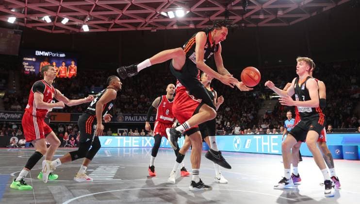 Sport Themen der Woche KW12 Sport Bilder des Tages 17.03.2025, BBL, FC Bayern Basketball vs Ratiopharm Ulm, Basketball, im Bild: Vladimir Lucic (FC Bayern Basket), Jallow Karim (Ratiopharm Ulm), Shabazz Napier (FC Bayern Basket), Noa Essengue (Ratiopharm Ulm), Tobias Jensen (Ratiopharm Ulm) *** 17 03 2025, BBL, FC Bayern Basketball vs Ratiopharm Ulm, Basketball, Sport, in the picture Vladimir Lucic FC Bayern Basket , Jallow Karim Ratiopharm Ulm , Shabazz Napier FC Bayern Basket , Noa Essengue Ratiopharm Ulm , Tobias Jensen Ratiopharm Ulm