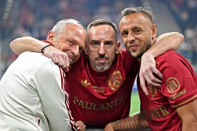 Sport Themen der Woche KW12 Sport Bilder des Tages 17.03.2025, Fussball, das FC Bayern München Legenden-Turnier FRANZ BECKENBAUER CUP, im SAP-Garden München. mitte: Franck Ribery (Bayern München) mit Rafinha (re) und einem Physiotherapeuten *** 17 03 2025, Football, the FC Bayern Munich Legends Tournament FRANZ BECKENBAUER CUP, in the SAP Garden Munich with Franck Ribery Bayern Munich with Rafinha re and a physiotherapist