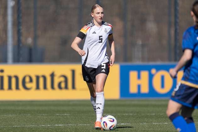 U17, U 17 Juniorinnen EM Qualifikation: Deutschland U17 - Kosovo U17, 17.03.2025 Luzie Zähringer (Deutsche U17 Juniorinnen Nationalmannschaft 5) am Ball, Freisteller, Portrait Porträt, Deutschland U17w - Kosovo U17w, Frankfurt, DFB Campus, 17.3.2025 Copyright: xBEAUTIFULxSPORTS Gawlikx