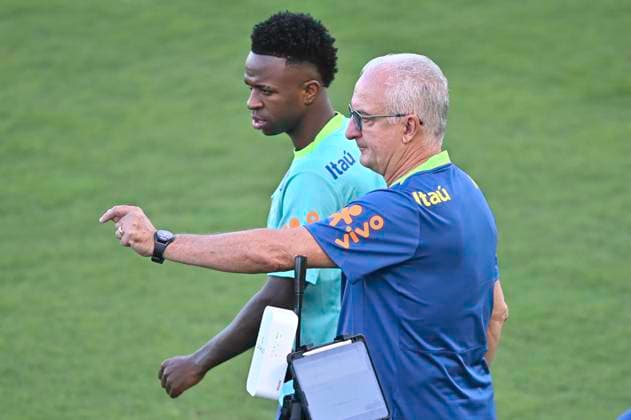 Fußball, Nationalteam Brasilien, Training Seleção Brasileira faz treino em Brasília BRASÍLIA, DF - 17.03.2025: SELEÇÃO BRASILEIRA FAZ TREINO EM BRASÍLIA - Photo, Dorival Júnior and Vinicius Júnior during training. This Monday (17) the Brazilian Football Team will hold its first training session in Brasília at Bezerrão in Brasília. On the 20th the team will face Colombia at the Mané Garrincha stadium for the World Cup Qualifiers. (Photo: Ton Molina Fotoarena) x2707825x  TonxMolina