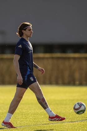 Italy Training Session & press conference, PK, Pressekonferenz Italy player Riccardo Calafiori trains at BPER Training Centre in Appiano Gentile, Como, Italy, on March 17, 2025. Appiano Gentile Italy  Copyright: xGiacomoxCosuax originalFilename:cosua-notitle250317_npPVa.jpg
