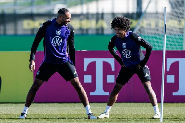 Sport Themen der Woche KW12 Sport Bilder des Tages UEFA Nations League: Deutschland DFB Training; 18.03.2025 Jonathan Tah (Deutschland, 4) und Karim Adeyemi (Deutschland) lachend im Warm Up UEFA Nations League: Deutschland DFB Training, Dortmund, Trainingsgelände am 18.03.2025 *** UEFA Nations League Germany DFB training 18 03 2025 Jonathan Tah Germany, 4 and Karim Adeyemi Germany laughing in the warm up UEFA Nations League Germany DFB training, Dortmund, training ground on 18 03 2025 Copyright: xBEAUTIFULxSPORTS Wunderlx