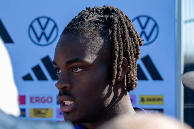 18.03.2025, Fussball: Deutsche Nationalmannschaft, oeffentliches Training auf dem Trainingsgelaende von Borussia Dortmund in Brackel. Yann Aurel Bisseck (Nationalmannschaft Deutschland) in der Mixed Zone. Wichtiger Hinweis: Gemaess den Vorgaben der FIFA bzw. der UEFA ist es untersagt, in dem Stadion und oder vom Spiel angefertigte Fotoaufnahmen in Form von Sequenzbildern und oder videoaehnlichen Fotostrecken zu verwerten bzw. verwerten zu lassen. Foto: Kirchner-Media Thomas Haesler Copyright: xKirchner-Media ThomasxHaeslerx