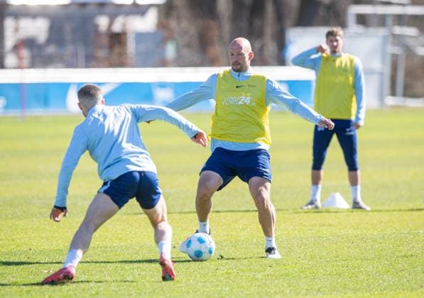 Fussball, Herren, Saison 2024 25, 2. Bundesliga, Hertha BSC, Training, v.l. Jonjoe Kenny (Hertha BSC), Toni Leistner (Hertha BSC), 18.03. 2025,
