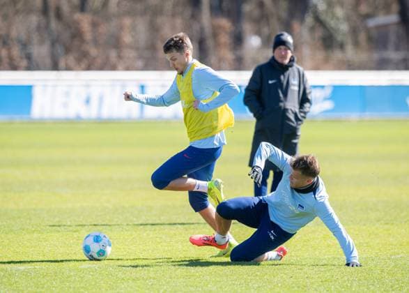 Fussball, Herren, Saison 2024 25, 2. Bundesliga, Hertha BSC, Training, v.l. Marlon Morgenstern (Hertha BSC), Florian Niederlechner (Hertha BSC), 18.03. 2025,