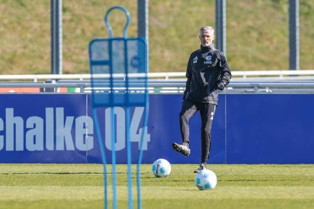 18.03.2025, Fussball, Saison 2024 2025, 2. Bundesliga, Training FC Schalke 04, Cheftrainer Kees van Wonderen (FC Schalke 04) Gelsenkirchen NRW Deutschland xRHR-FOTO YYx *** 18 03 2025, Football, Season 2024 2025, 2 Bundesliga, Training FC Schalke 04, Head Coach Kees van Wonderen FC Schalke 04 Gelsenkirchen NRW Germany xRHR PHOTO YYx Copyright: RHR-FOTOx RHR-FOTO YY