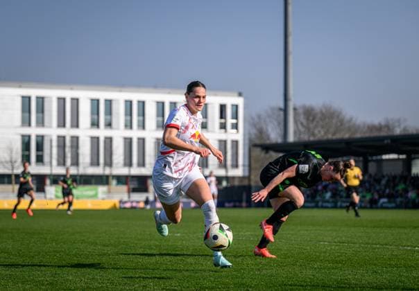Leipzigs Giovanna Hoffmann mit Wolfsburgs Marina Hegering. Fussball 1. Bundesliga Frauen RB Leipzig - VFL Wolfsburg 0-2. 08. Maerz 2025: Leipzig, Trainingszentrum am Cottaweg. RB Leipzig Frauen - VFL Wolfsburg 0-2