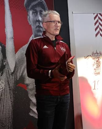 18.03.2025 - Fussball - 1. FC Nürnberg FCN ( Club ) - Kick-Off-Veranstaltung zum Jubiläum 125 Jahre 1. FC Nürnberg - Sportfoto Zink DaMa - xdaxmax - Bernd Siegler ( FCN Historiker 1. FC Nürnberg FCN ) stellt FCN-Panini Panini Panini-Album vor