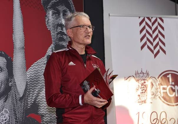 18.03.2025 - Fussball - 1. FC Nürnberg FCN ( Club ) - Kick-Off-Veranstaltung zum Jubiläum 125 Jahre 1. FC Nürnberg - Sportfoto Zink DaMa - xdaxmax - Bernd Siegler ( FCN Historiker 1. FC Nürnberg FCN ) stellt FCN-Panini Panini Panini-Album vor