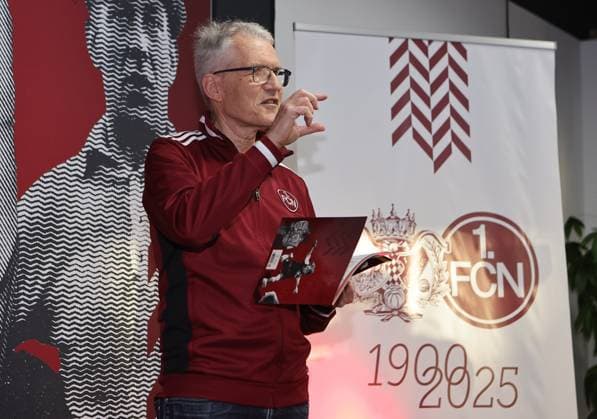 18.03.2025 - Fussball - 1. FC Nürnberg FCN ( Club ) - Kick-Off-Veranstaltung zum Jubiläum 125 Jahre 1. FC Nürnberg - Sportfoto Zink DaMa - xdaxmax - Bernd Siegler ( FCN Historiker 1. FC Nürnberg FCN ) stellt FCN-Panini Panini Panini-Album vor