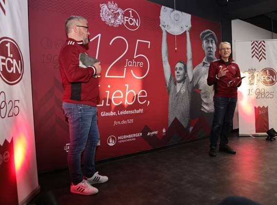 18.03.2025 - Fussball - 1. FC Nürnberg FCN ( Club ) - Kick-Off-Veranstaltung zum Jubiläum 125 Jahre 1. FC Nürnberg - Sportfoto Zink DaMa - xdaxmax - Daniell Westgate ( Team 125 Jahre Organistaion 1. FC Nürnberg FCN ) und Bernd Siegler ( FCN Historiker 1. FC Nürnberg FCN ) stellen FCN-Panini Panini Panini-Album vor