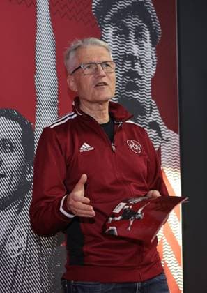 18.03.2025 - Fussball - 1. FC Nürnberg FCN ( Club ) - Kick-Off-Veranstaltung zum Jubiläum 125 Jahre 1. FC Nürnberg - Sportfoto Zink DaMa - xdaxmax - Bernd Siegler ( FCN Historiker 1. FC Nürnberg FCN ) stellt FCN-Panini Panini Panini-Album vor