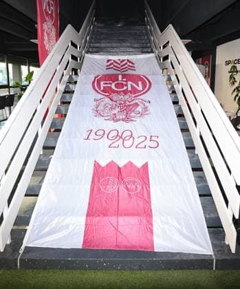 18.03.2025 - Fussball - 1. FC Nürnberg FCN ( Club ) - Kick-Off-Veranstaltung zum Jubiläum 125 Jahre 1. FC Nürnberg - Sportfoto Zink DaMa - xdaxmax - FCN-Fahne mit Vereinslogos zum 125 Jahre Jubiläum