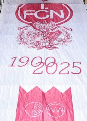 18.03.2025 - Fussball - 1. FC Nürnberg FCN ( Club ) - Kick-Off-Veranstaltung zum Jubiläum 125 Jahre 1. FC Nürnberg - Sportfoto Zink DaMa - xdaxmax - FCN-Fahne mit Vereinslogos zum 125 Jahre Jubiläum