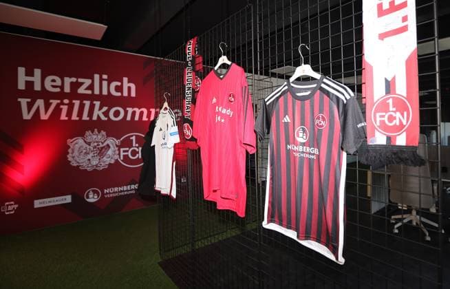 18.03.2025 - Fussball - 1. FC Nürnberg FCN ( Club ) - Kick-Off-Veranstaltung zum Jubiläum 125 Jahre 1. FC Nürnberg - Sportfoto Zink DaMa - xdaxmax - Symbolbild Symbolfoto Feature Impression - Trikots - Herzlich Willkommen - Plakat