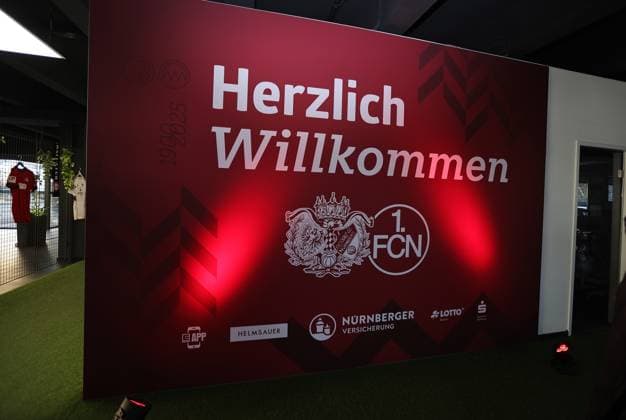 18.03.2025 - Fussball - 1. FC Nürnberg FCN ( Club ) - Kick-Off-Veranstaltung zum Jubiläum 125 Jahre 1. FC Nürnberg - Sportfoto Zink DaMa - xdaxmax - Symbolbild Symbolfoto Feature Impression - Herzlich Willkommen - Plakat