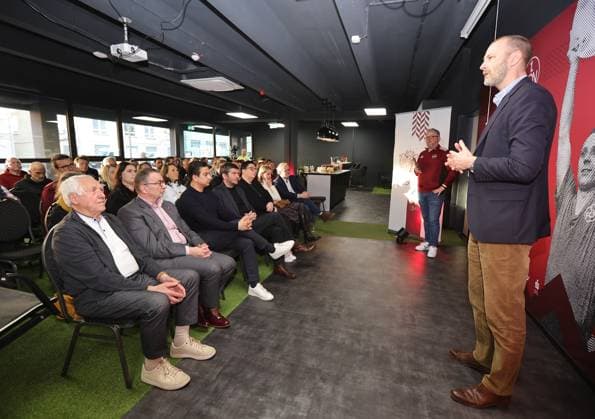 18.03.2025 - Fussball - 1. FC Nürnberg FCN ( Club ) - Kick-Off-Veranstaltung zum Jubiläum 125 Jahre 1. FC Nürnberg - Sportfoto Zink DaMa - xdaxmax - Niels Rossow ( Vorstand Strategie & Marketing 1. FC Nürnberg FCN ) spricht - Heini Müller ( ehem. FCN - Meisterspieler Meister von 1961, links ) hört zu