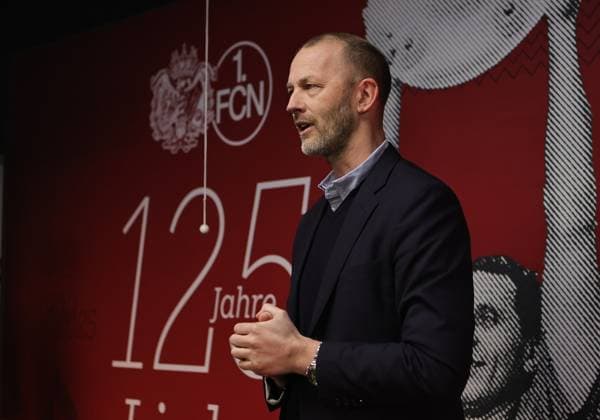 18.03.2025 - Fussball - 1. FC Nürnberg FCN ( Club ) - Kick-Off-Veranstaltung zum Jubiläum 125 Jahre 1. FC Nürnberg - Sportfoto Zink DaMa - xdaxmax - Niels Rossow ( Vorstand Strategie & Marketing 1. FC Nürnberg FCN ) spricht zu Gästen