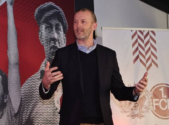 18.03.2025 - Fussball - 1. FC Nürnberg FCN ( Club ) - Kick-Off-Veranstaltung zum Jubiläum 125 Jahre 1. FC Nürnberg - Sportfoto Zink DaMa - xdaxmax - Niels Rossow ( Vorstand Strategie & Marketing 1. FC Nürnberg FCN ) spricht zu Gästen
