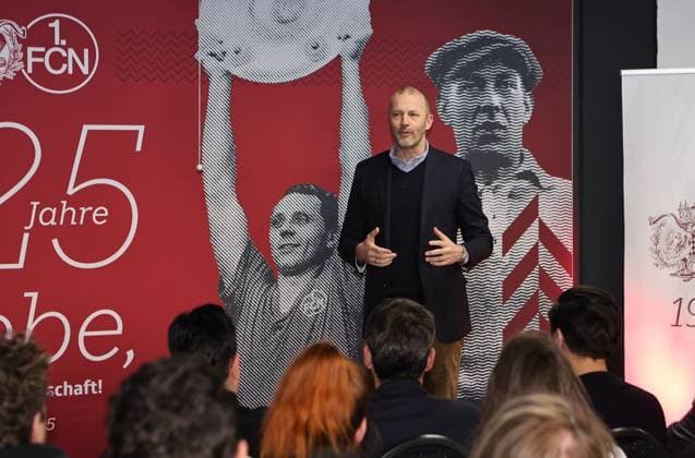 18.03.2025 - Fussball - 1. FC Nürnberg FCN ( Club ) - Kick-Off-Veranstaltung zum Jubiläum 125 Jahre 1. FC Nürnberg - Sportfoto Zink DaMa - xdaxmax - Niels Rossow ( Vorstand Strategie & Marketing 1. FC Nürnberg FCN ) spricht zu Gästen