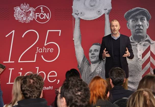 18.03.2025 - Fussball - 1. FC Nürnberg FCN ( Club ) - Kick-Off-Veranstaltung zum Jubiläum 125 Jahre 1. FC Nürnberg - Sportfoto Zink DaMa - xdaxmax - Niels Rossow ( Vorstand Strategie & Marketing 1. FC Nürnberg FCN ) spricht zu Gästen