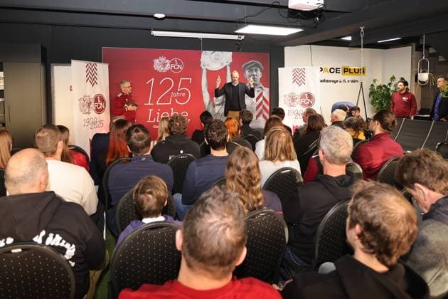 18.03.2025 - Fussball - 1. FC Nürnberg FCN ( Club ) - Kick-Off-Veranstaltung zum Jubiläum 125 Jahre 1. FC Nürnberg - Sportfoto Zink DaMa - xdaxmax - Niels Rossow ( Vorstand Strategie & Marketing 1. FC Nürnberg FCN ) spricht zu Gästen
