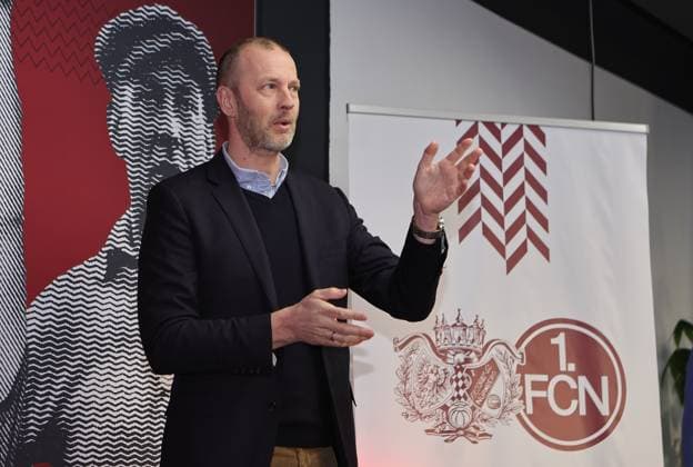 18.03.2025 - Fussball - 1. FC Nürnberg FCN ( Club ) - Kick-Off-Veranstaltung zum Jubiläum 125 Jahre 1. FC Nürnberg - Sportfoto Zink DaMa - xdaxmax - Niels Rossow ( Vorstand Strategie & Marketing 1. FC Nürnberg FCN ) spricht zu Gästen