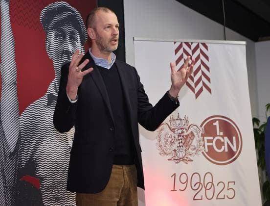 18.03.2025 - Fussball - 1. FC Nürnberg FCN ( Club ) - Kick-Off-Veranstaltung zum Jubiläum 125 Jahre 1. FC Nürnberg - Sportfoto Zink DaMa - xdaxmax - Niels Rossow ( Vorstand Strategie & Marketing 1. FC Nürnberg FCN ) spricht zu Gästen