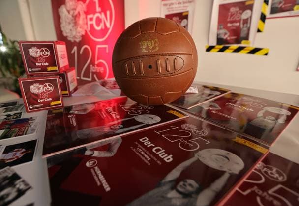 18.03.2025 - Fussball - 1. FC Nürnberg FCN ( Club ) - Kick-Off-Veranstaltung zum Jubiläum 125 Jahre 1. FC Nürnberg - Sportfoto Zink DaMa - xdaxmax - Symbolbild Symbolfoto Feature Impression - FCN-Panini Panini Panini-Album Ball Panini-Bilder Aufkleber