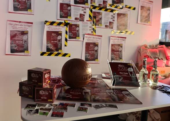 18.03.2025 - Fussball - 1. FC Nürnberg FCN ( Club ) - Kick-Off-Veranstaltung zum Jubiläum 125 Jahre 1. FC Nürnberg - Sportfoto Zink DaMa - xdaxmax - Symbolbild Symbolfoto Feature Impression - FCN-Panini Panini Panini-Album Ball Panini-Bilder Aufkleber