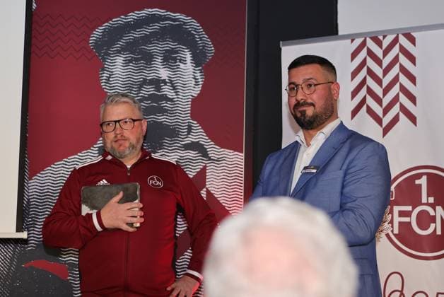 18.03.2025 - Fussball - 1. FC Nürnberg FCN ( Club ) - Kick-Off-Veranstaltung zum Jubiläum 125 Jahre 1. FC Nürnberg - Sportfoto Zink DaMa - xdaxmax - Daniell Westgate ( Team 125 Jahre Organistaion 1. FC Nürnberg FCN ) und Volkan Erdin (Senior Store Manager - Space Plus Self Storage ) begrüßen Gäste