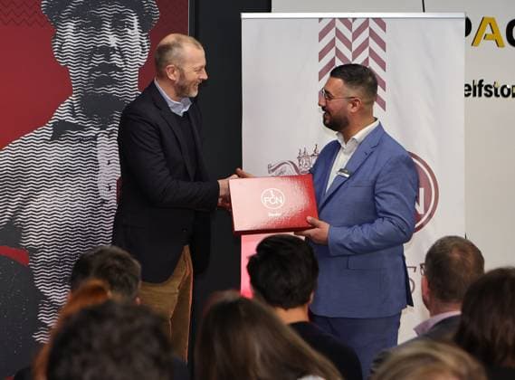 18.03.2025 - Fussball - 1. FC Nürnberg FCN ( Club ) - Kick-Off-Veranstaltung zum Jubiläum 125 Jahre 1. FC Nürnberg - Sportfoto Zink DaMa - xdaxmax - Niels Rossow ( Vorstand Strategie & Marketing 1. FC Nürnberg FCN ) bedankt sich bei Volkan Erdin (Senior Store Manager - Space Plus Self Storage ) und begrüßen Gäste