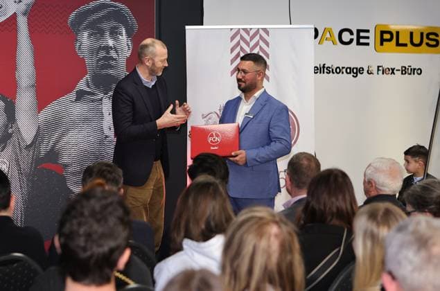 18.03.2025 - Fussball - 1. FC Nürnberg FCN ( Club ) - Kick-Off-Veranstaltung zum Jubiläum 125 Jahre 1. FC Nürnberg - Sportfoto Zink DaMa - xdaxmax - Niels Rossow ( Vorstand Strategie & Marketing 1. FC Nürnberg FCN ) bedankt sich bei Volkan Erdin (Senior Store Manager - Space Plus Self Storage ) und begrüßen Gäste