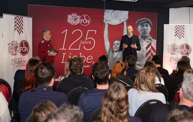 18.03.2025 - Fussball - 1. FC Nürnberg FCN ( Club ) - Kick-Off-Veranstaltung zum Jubiläum 125 Jahre 1. FC Nürnberg - Sportfoto Zink DaMa - xdaxmax - Daniell Westgate ( Team 125 Jahre Organistaion 1. FC Nürnberg FCN ) Niels Rossow ( Vorstand Strategie & Marketing 1. FC Nürnberg FCN ) sprechen zu Gästen