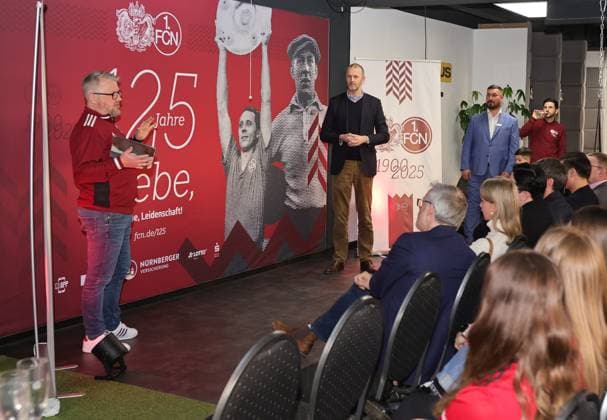 18.03.2025 - Fussball - 1. FC Nürnberg FCN ( Club ) - Kick-Off-Veranstaltung zum Jubiläum 125 Jahre 1. FC Nürnberg - Sportfoto Zink DaMa - xdaxmax - Daniell Westgate ( Team 125 Jahre Organistaion 1. FC Nürnberg FCN ) Niels Rossow ( Vorstand Strategie & Marketing 1. FC Nürnberg FCN ) sprechen zu Gästen