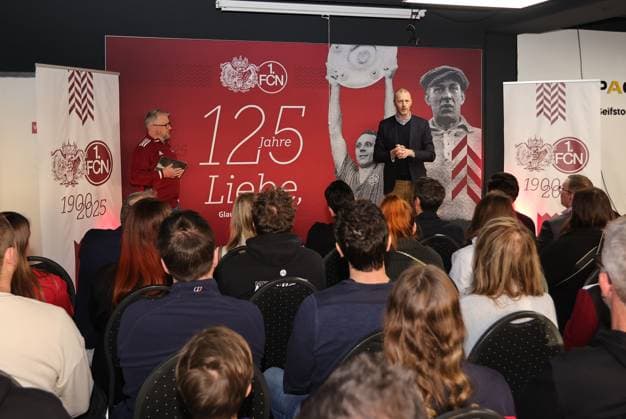 Sport Bilder des Tages 18.03.2025 - Fussball - 1. FC Nürnberg FCN ( Club ) - Kick-Off-Veranstaltung zum Jubiläum 125 Jahre 1. FC Nürnberg - Sportfoto Zink DaMa - xdaxmax - Daniell Westgate ( Team 125 Jahre Organistaion 1. FC Nürnberg FCN ) Niels Rossow ( Vorstand Strategie & Marketing 1. FC Nürnberg FCN ) sprechen zu Gästen
