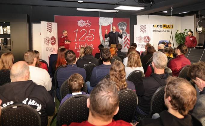 18.03.2025 - Fussball - 1. FC Nürnberg FCN ( Club ) - Kick-Off-Veranstaltung zum Jubiläum 125 Jahre 1. FC Nürnberg - Sportfoto Zink DaMa - xdaxmax - Daniell Westgate ( Team 125 Jahre Organistaion 1. FC Nürnberg FCN ) Niels Rossow ( Vorstand Strategie & Marketing 1. FC Nürnberg FCN ) sprechen zu Gästen