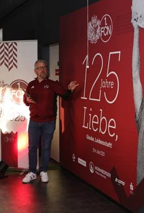 18.03.2025 - Fussball - 1. FC Nürnberg FCN ( Club ) - Kick-Off-Veranstaltung zum Jubiläum 125 Jahre 1. FC Nürnberg - Sportfoto Zink DaMa - xdaxmax - Daniell Westgate ( Team 125 Jahre Organistaion 1. FC Nürnberg FCN ) spricht zu Gästen