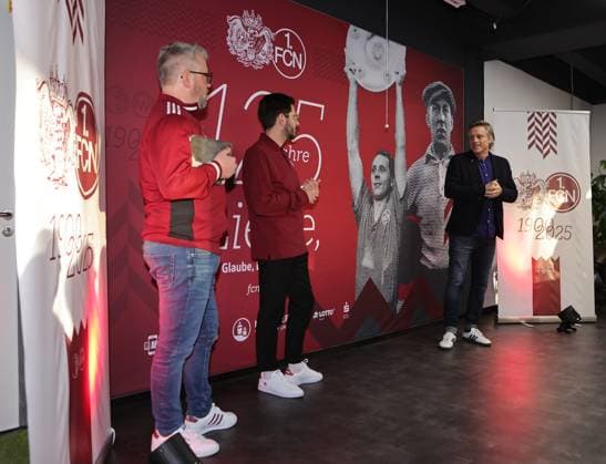 18.03.2025 - Fussball - 1. FC Nürnberg FCN ( Club ) - Kick-Off-Veranstaltung zum Jubiläum 125 Jahre 1. FC Nürnberg - Sportfoto Zink DaMa - xdaxmax - Daniell Westgate ( Team 125 Jahre Organistaion 1. FC Nürnberg FCN ) Luca Hocker ( Merchandising 1. FC Nürnberg FCN ) Stefan Schmitz ( Kommunikations Designer 1. FC Nürnberg FCN ) sprechen zu Gästen