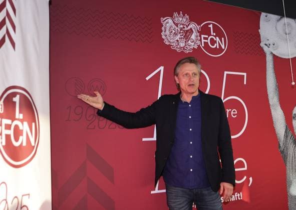 18.03.2025 - Fussball - 1. FC Nürnberg FCN ( Club ) - Kick-Off-Veranstaltung zum Jubiläum 125 Jahre 1. FC Nürnberg - Sportfoto Zink DaMa - xdaxmax - Stefan Schmitz ( Kommunikations Designer 1. FC Nürnberg FCN ) spricht zu Gästen