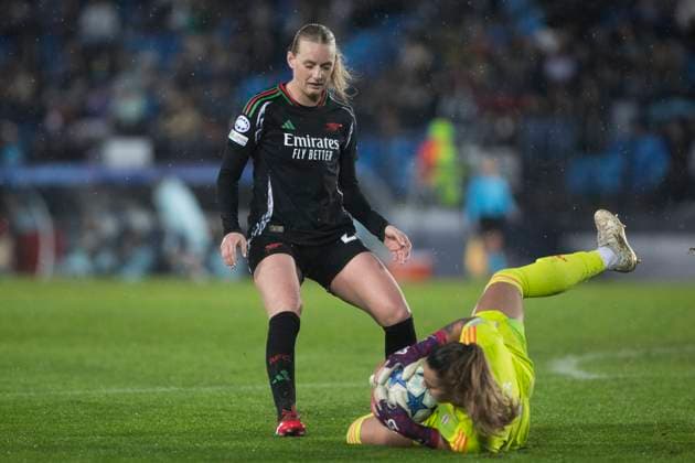 UEFA Women s Champions League - Real Madrid vs Arsenal MADRID, SPAIN -March 18: Stina Blackstenius of Arsenal and Misa of Real Madrid in action during the UEFA Women s Champions League Quarter Finals First Leg match between Real Madrid and Arsenal at Alfredo Di Stefano stadium in Madrid. (Photo by Guillermo Martinez) Madrid Alfredo Di Stefano Stadium Spain Copyright: xGuillermoxMartinezx