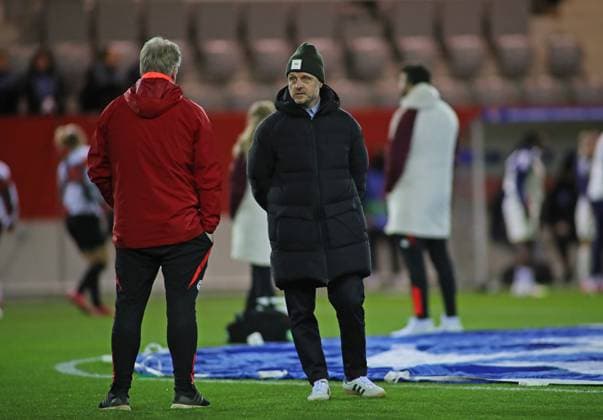 Fussball, Frauen, UEFA Women™s Champions League, Viertelfinale Hinspiel, Saison 2024 2025, FC Bayern München - Olympique Lyon, Campus Alexander Straus (FC Bayern München) beim Aufwärmen der Spielerinnen auf dem Platz vor dem Spiel