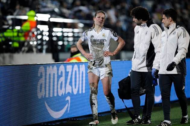 Sport Bilder des Tages UEFA Women s Champions League - Real Madrid vs Arsenal MADRID, SPAIN -March 18: Melanie Leupolz of Real Madrid is injured during the UEFA Women s Champions League Quarter Finals First Leg match between Real Madrid and Arsenal at Alfredo Di Stefano stadium in Madrid. (Photo by Guillermo Martinez) Madrid Alfredo Di Stefano Stadium Spain Copyright: xGuillermoxMartinezx